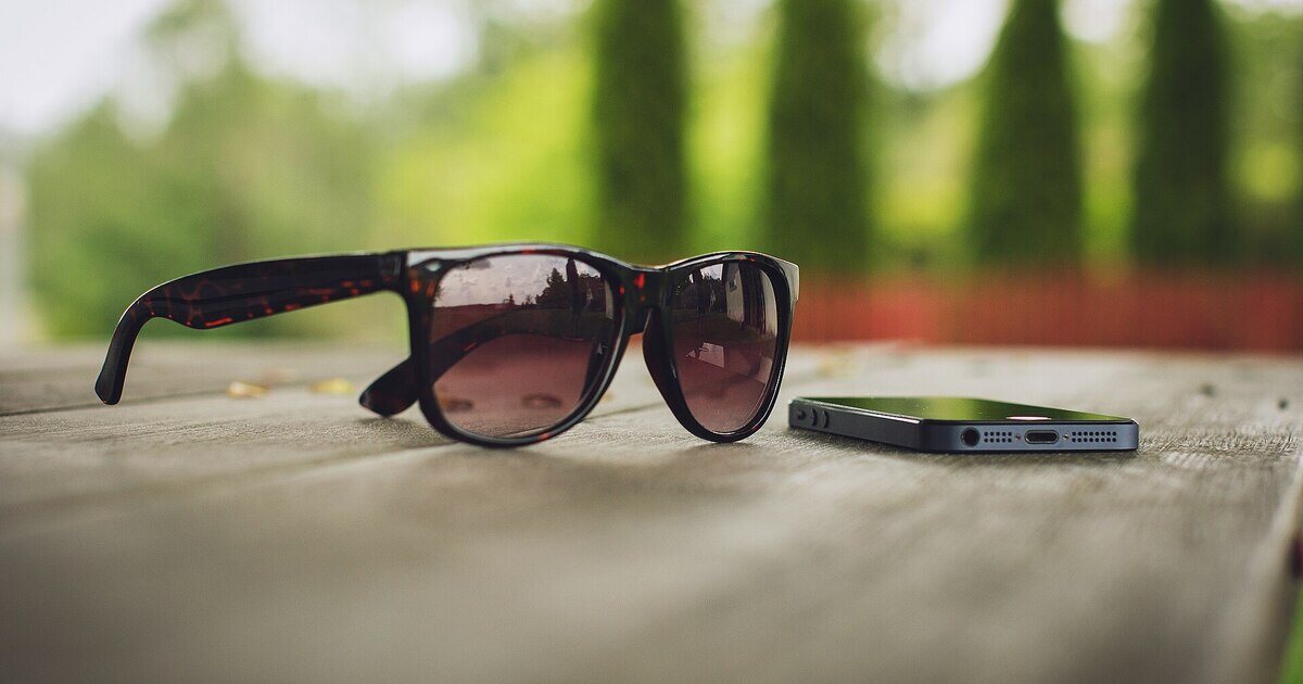 Sluneční brýle Ray-Ban na stole